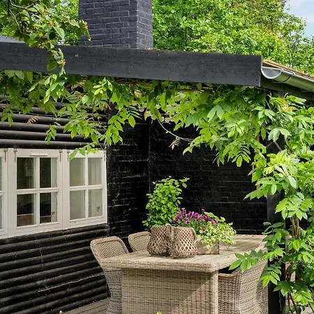 4 Bedroom Amazing In Holiday home